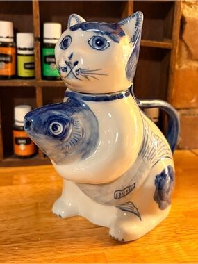 Vintage Blue and White Cat Holding A Fish teapot